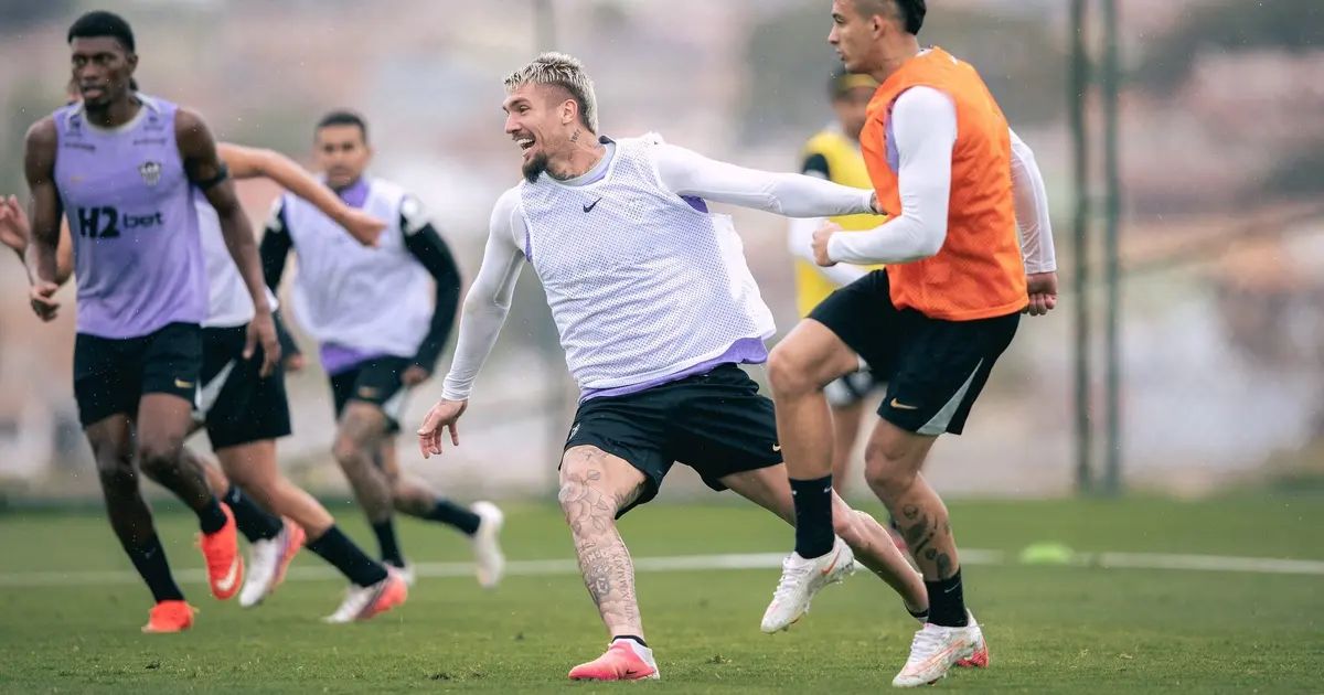 Jogadores do Atlético em treino antes da viagem para São Paulo