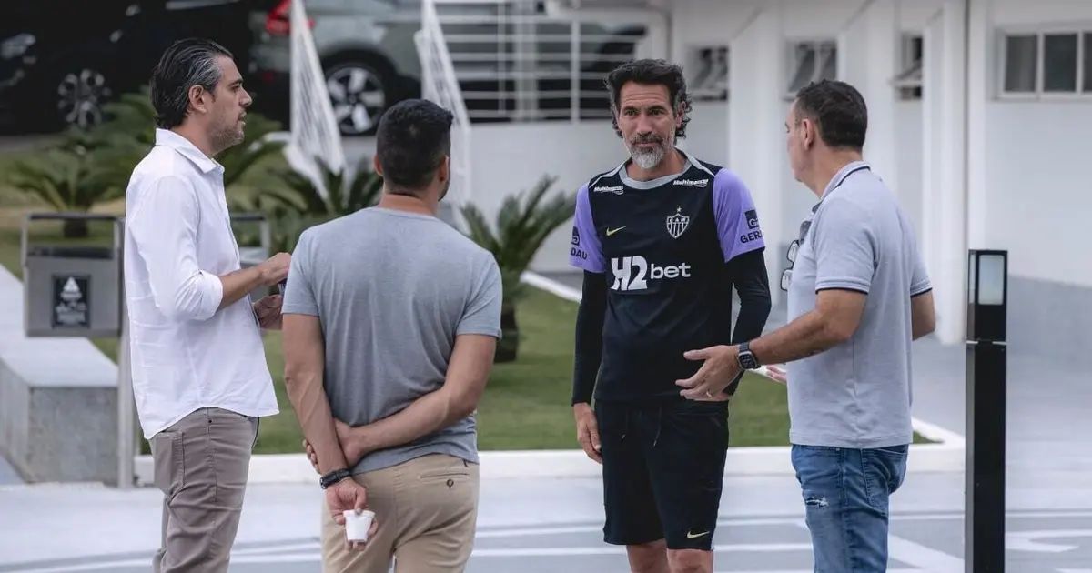 Jogadores do Atlético em treino tático