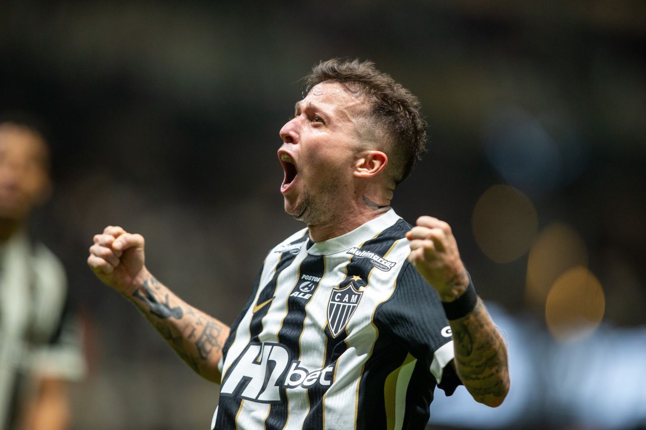Bernard comemora gol pelo Atlético-MG