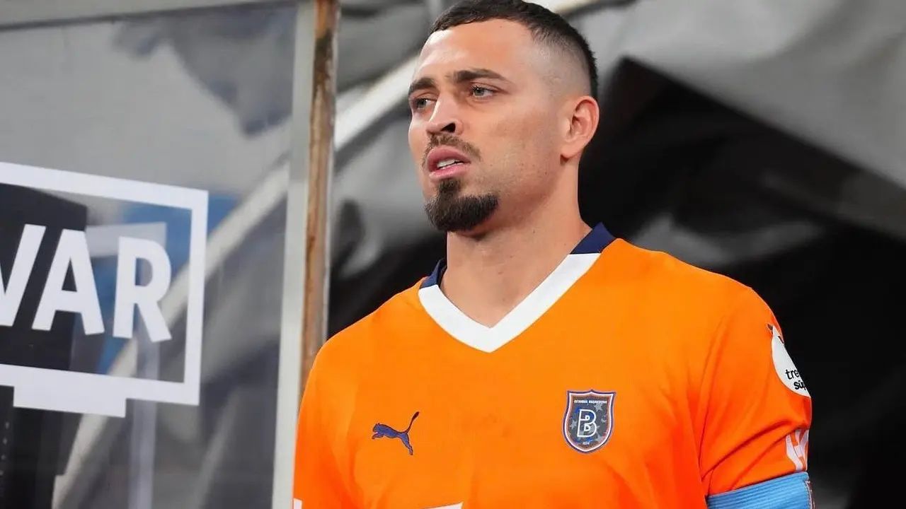 Léo Duarte em ação pelo İstanbul Başakşehir