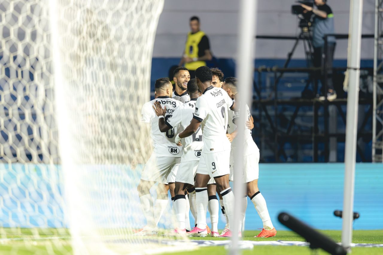 Cuello comemora gol durante Bragantino x Atlético-MG