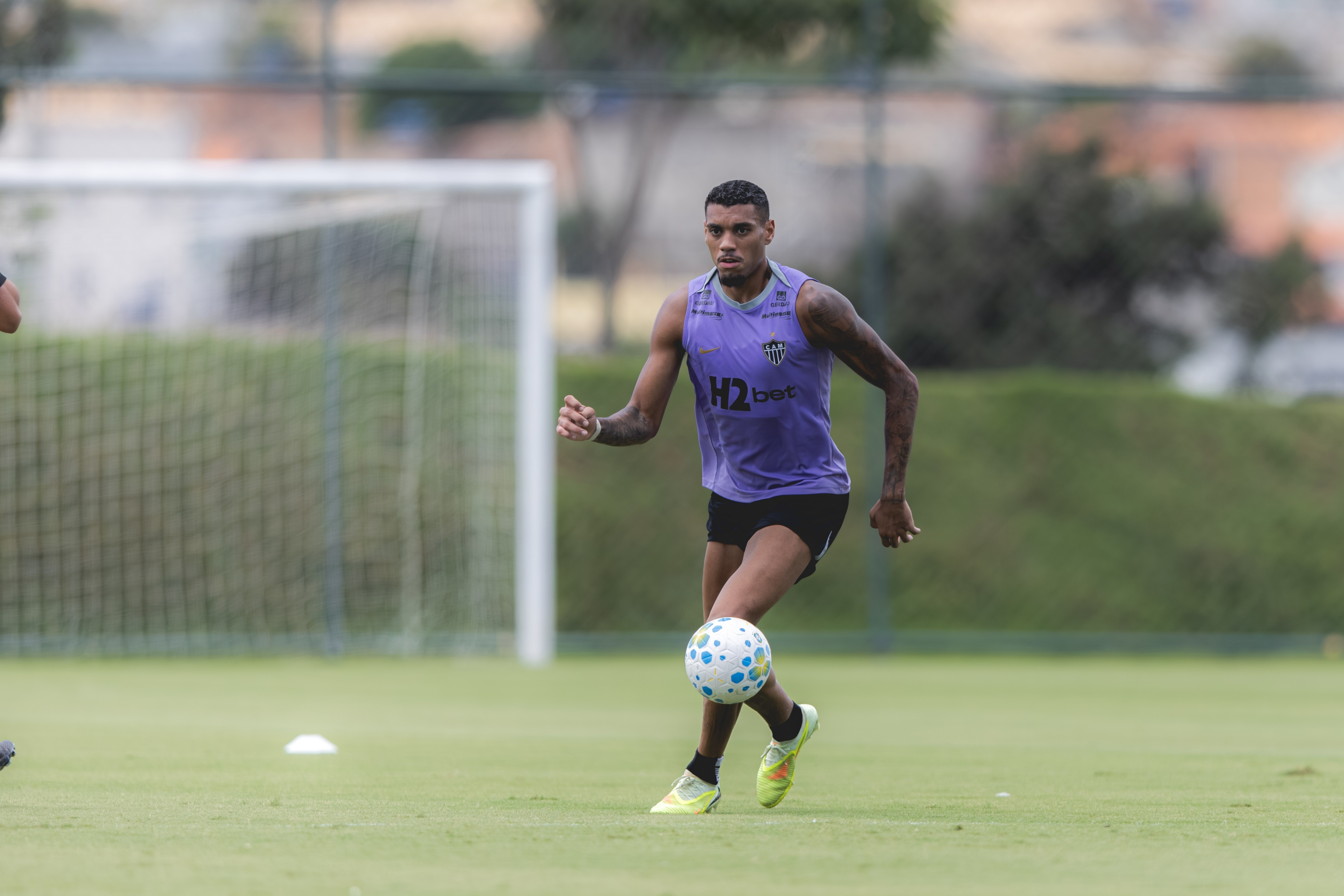 Ruan Tressoldi com a camisa do Atlético-MG em campo