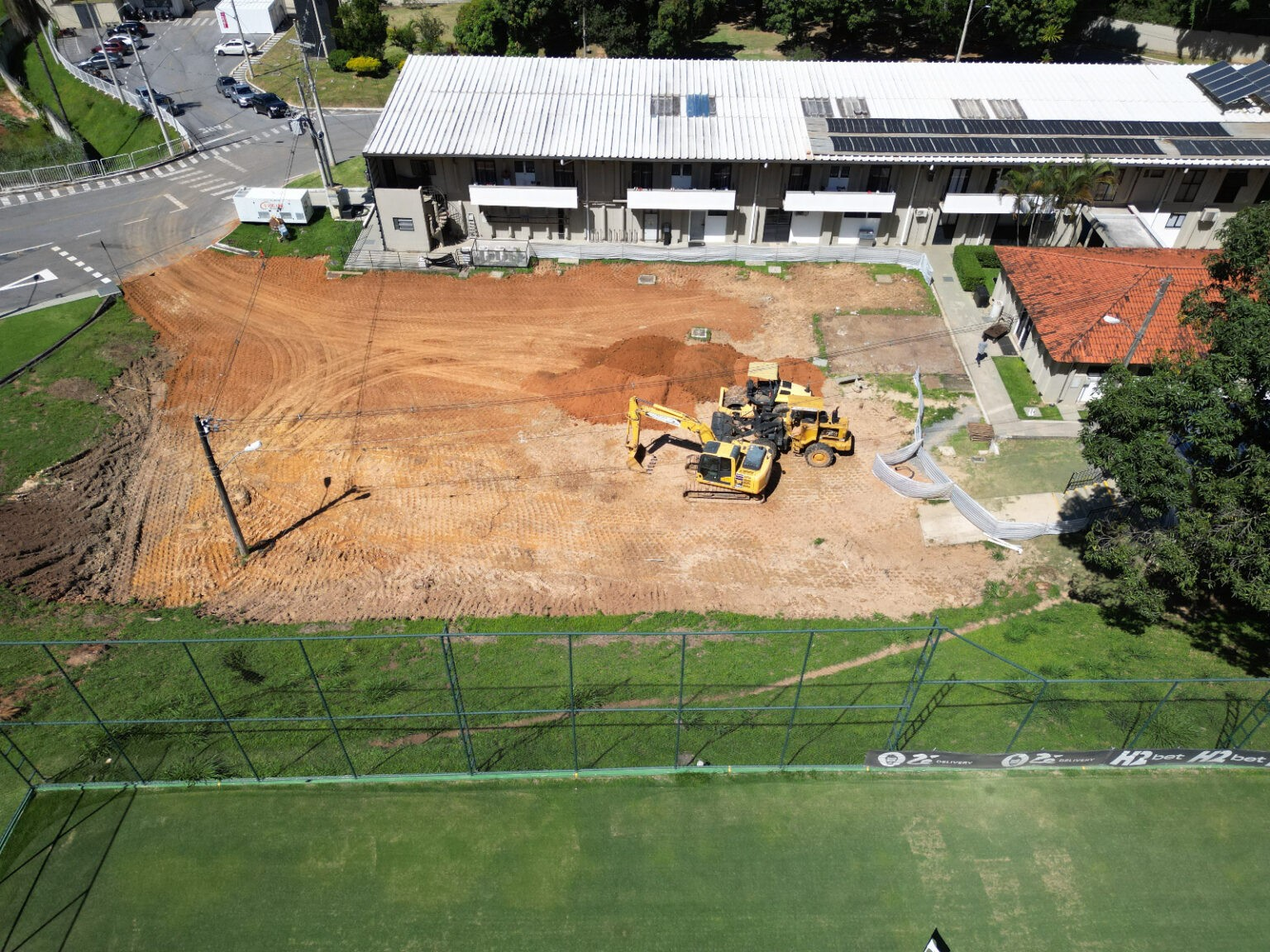 Terraplanagem no terreno da Cidade do Galo para novo prédio da base