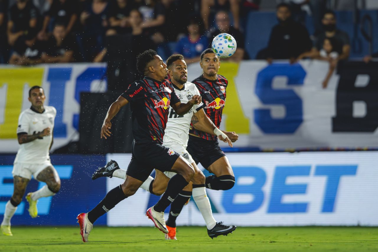 Atlético-MG e Red Bull Bragantino em campo