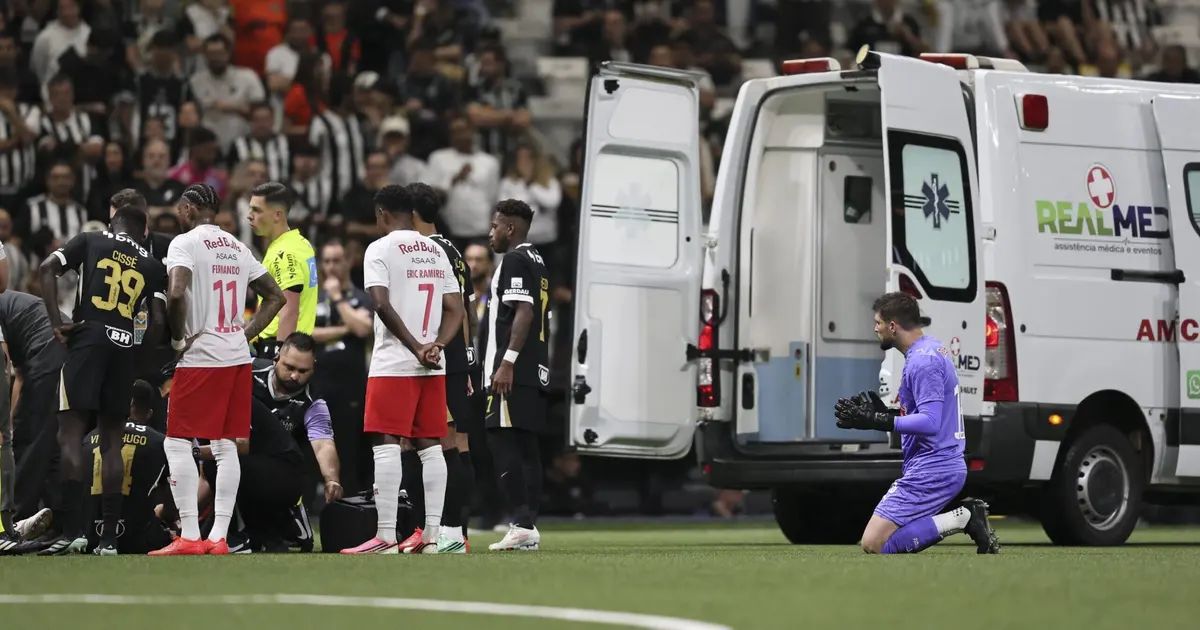 Choque de cabeça entre jogadores; ambulância no gramado