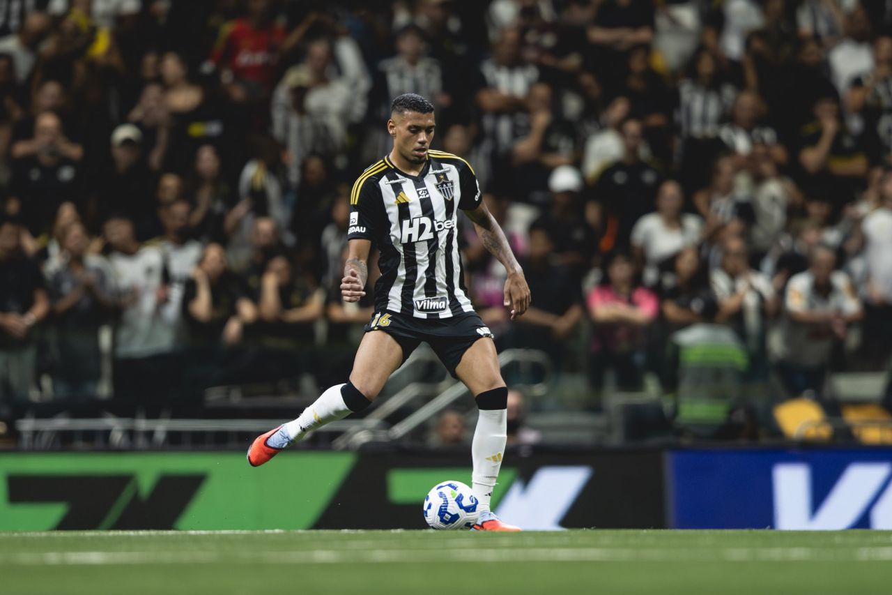 Ruan Tressoldi com a camisa do Atlético-MG em campo