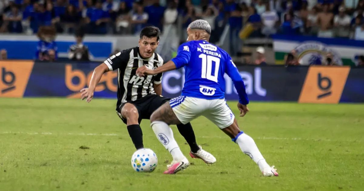 Jogadores de Atlético-MG e Cruzeiro disputam bola na Arena MRV