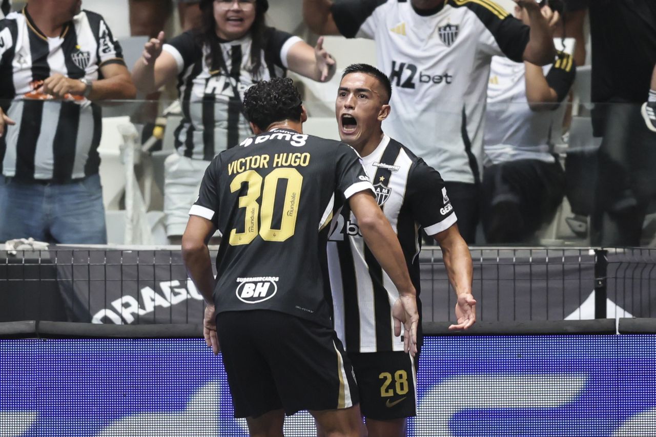 Cuello comemorando gol com companheiros ao fundo