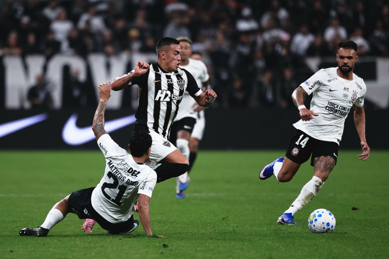 Cuello em disputa de bola pelo Atlético-MG contra o Corinthians