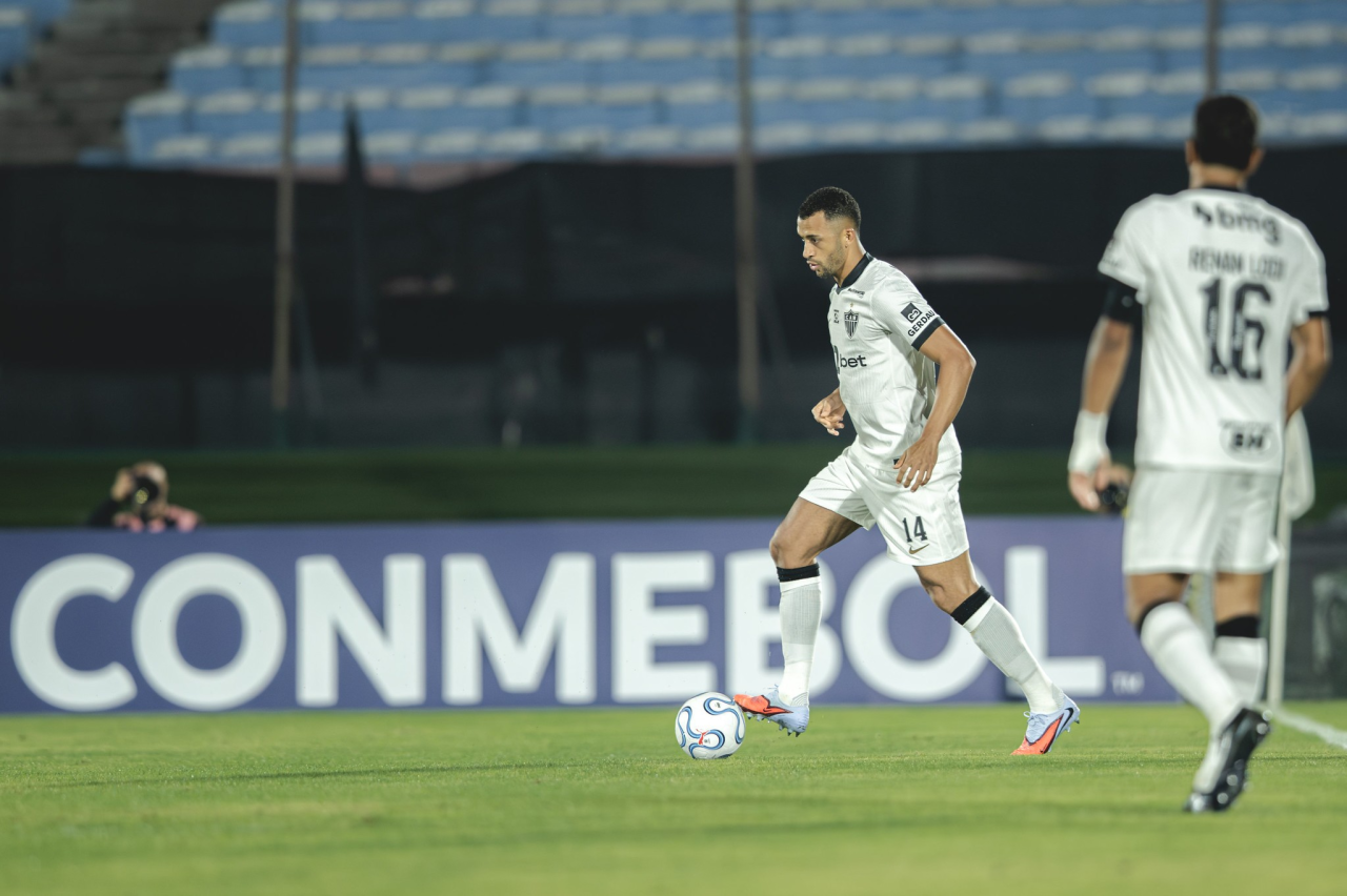 Vitor Hugo cabeceia pelo Atlético-MG durante disputa no Centenario