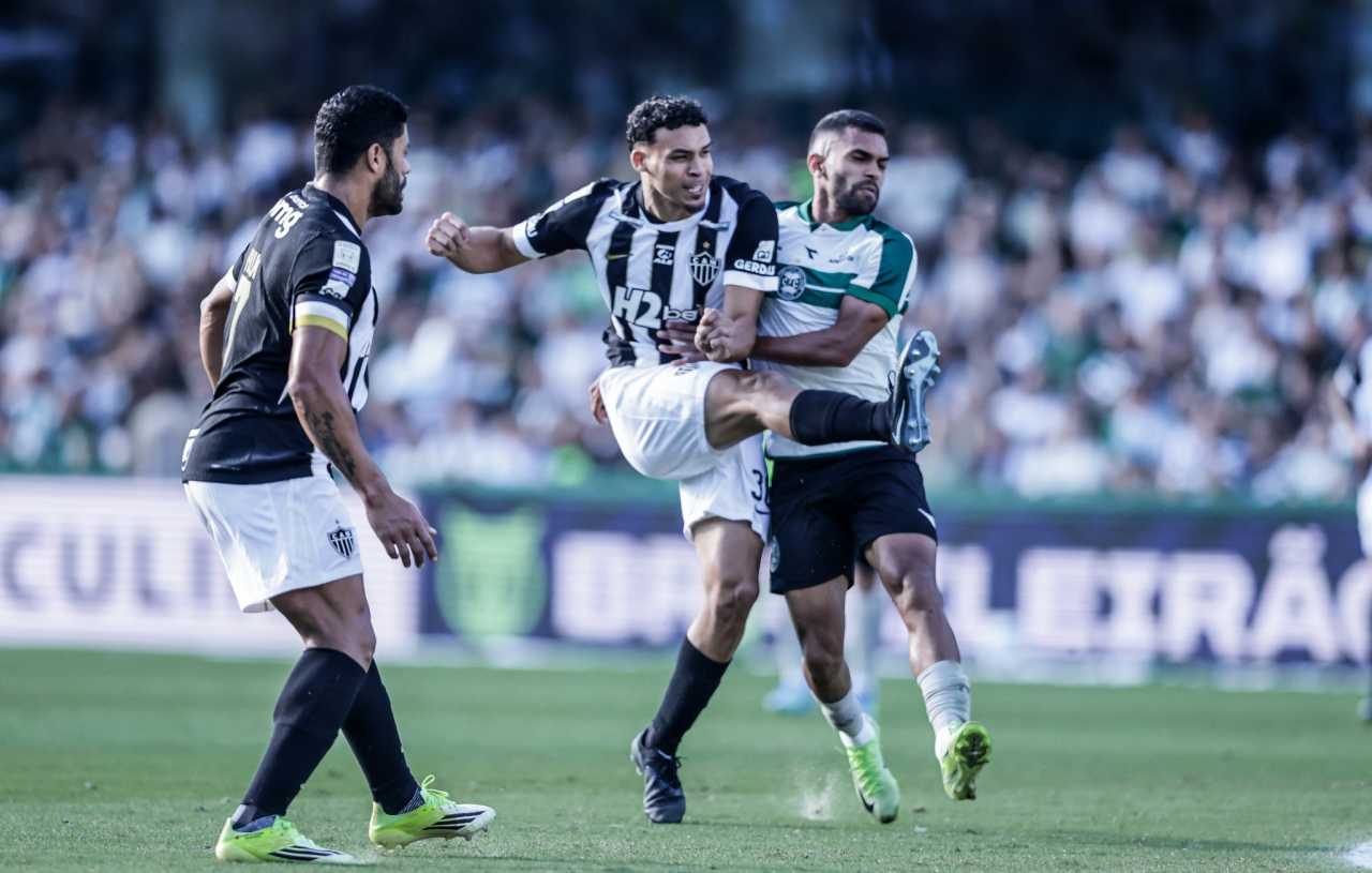 Jogadores do Atlético-MG em campo no Couto Pereira