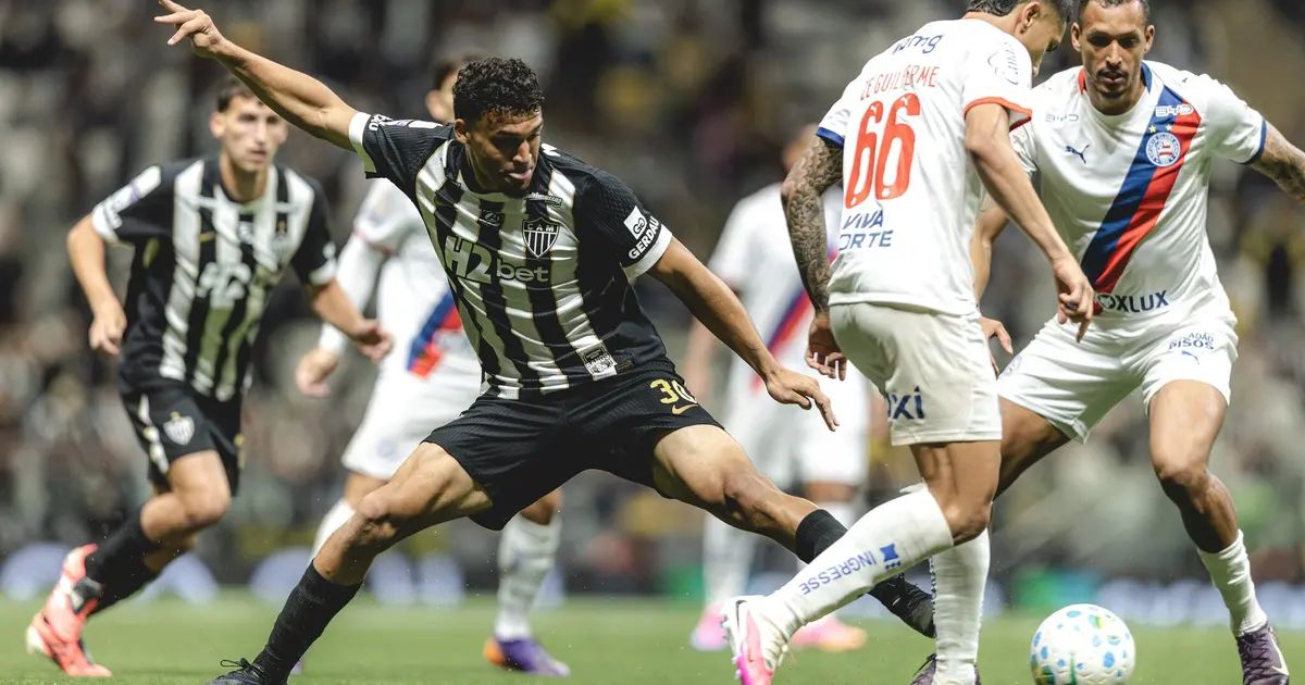 Jogadores de Atlético-MG e Bahia disputam lance na Arena MRV