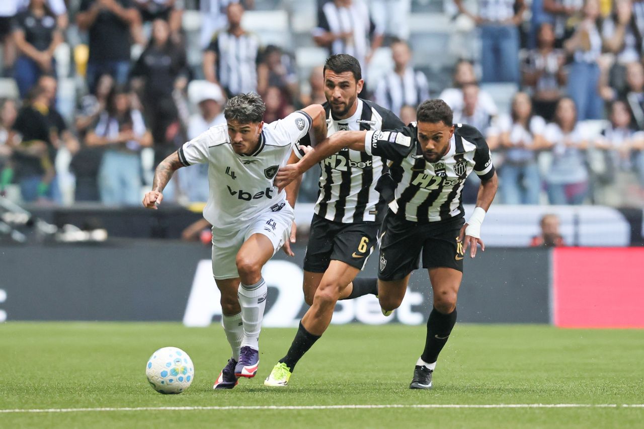 Mateo Ponte e Renan Lodi em ação pelo Atlético-MG na Arena MRV