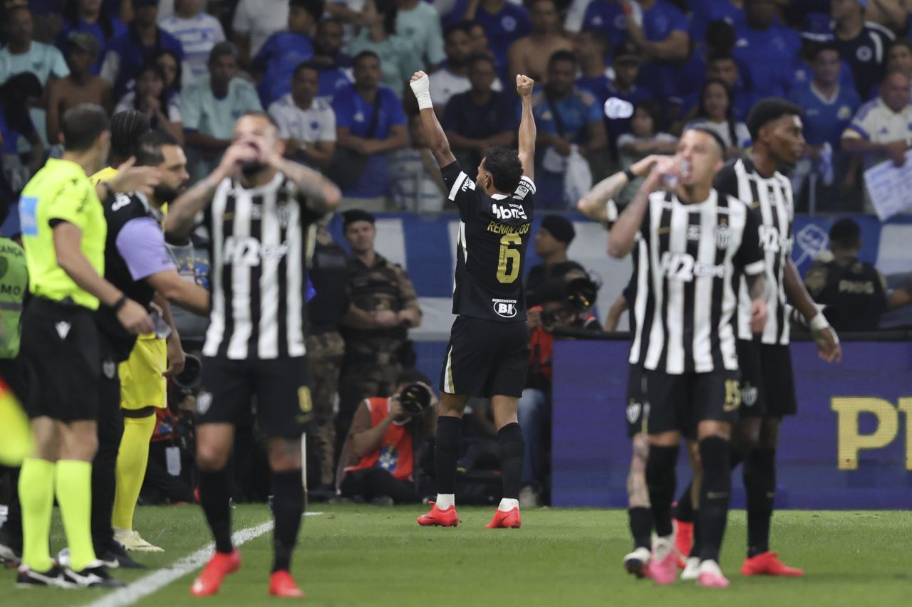 Renan Lodi comemora gol contra o Cruzeiro