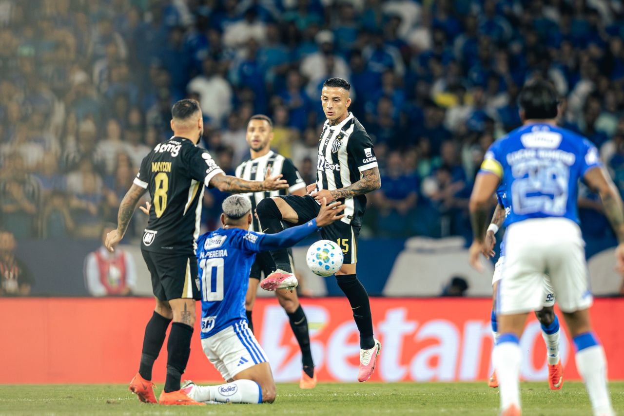 Jogadores do Atlético-MG no Mineirão após gol de empate