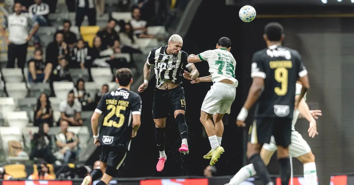 Jogadores do Atlético disputam bola na Arena MRV