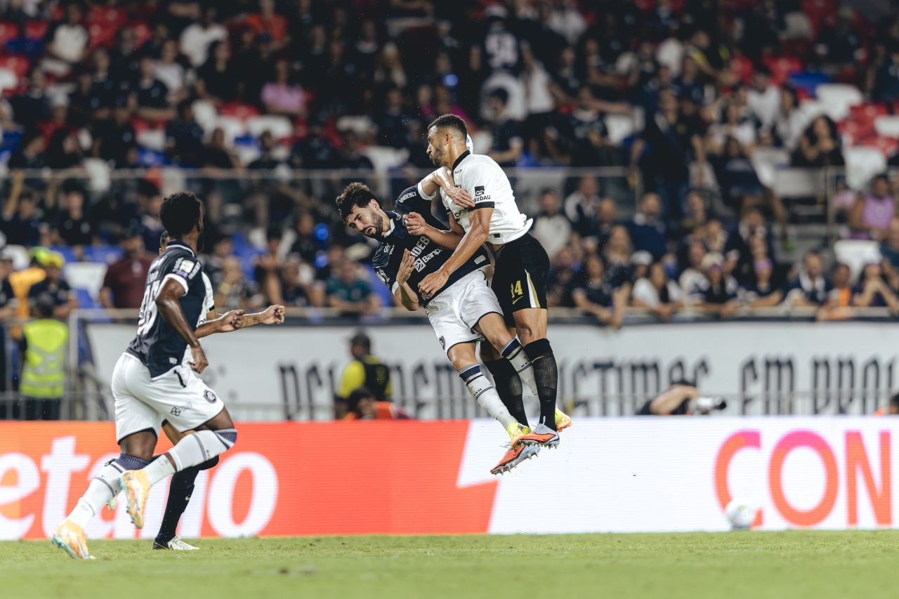 Jogadores do Atlético-MG no Mangueirão durante jogo contra o Remo