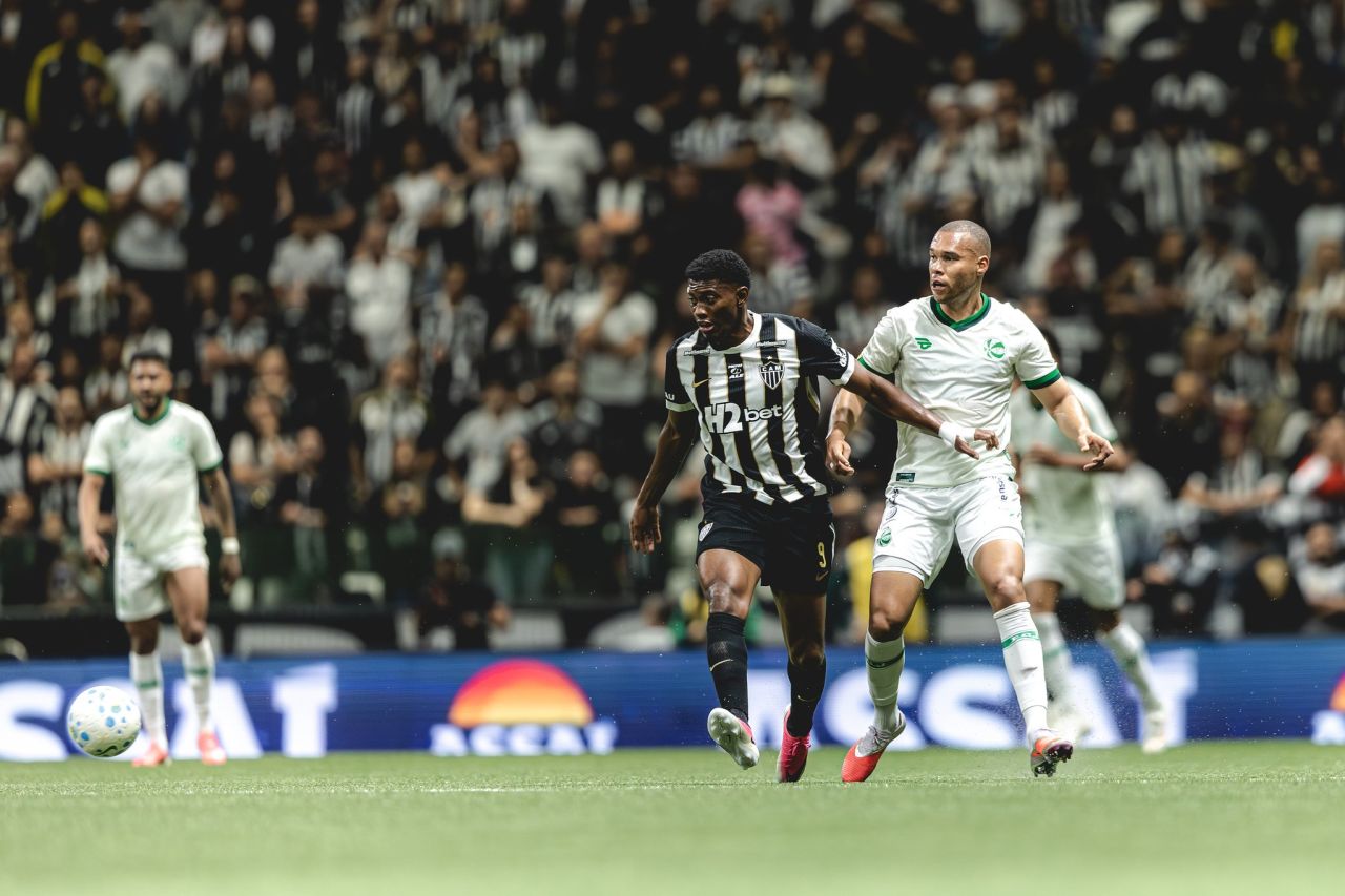 Jogadores do Atlético-MG em ação na Arena MRV