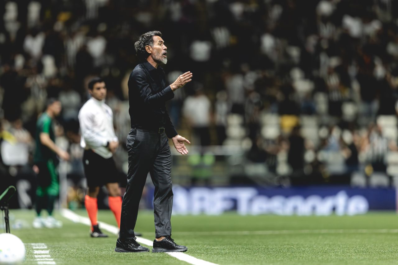 Eduardo Domínguez no banco durante partida sem gols