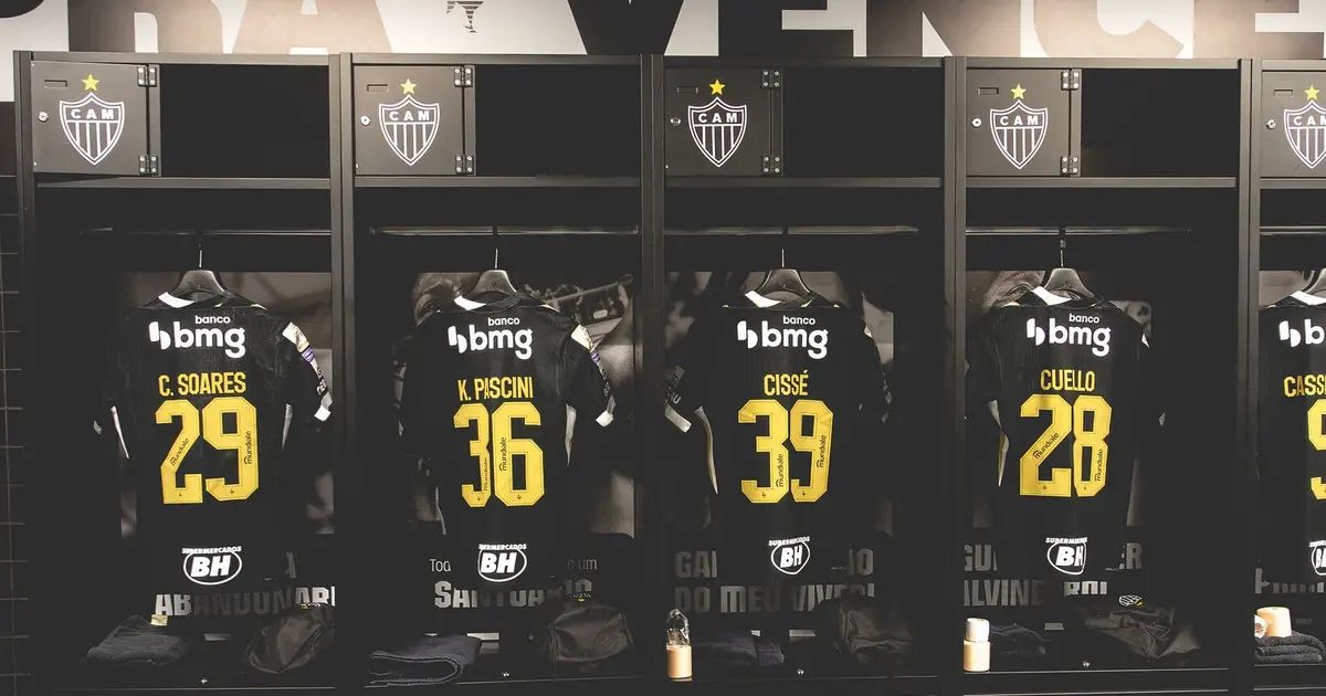 Jogadores do Atlético aquecendo na Arena MRV