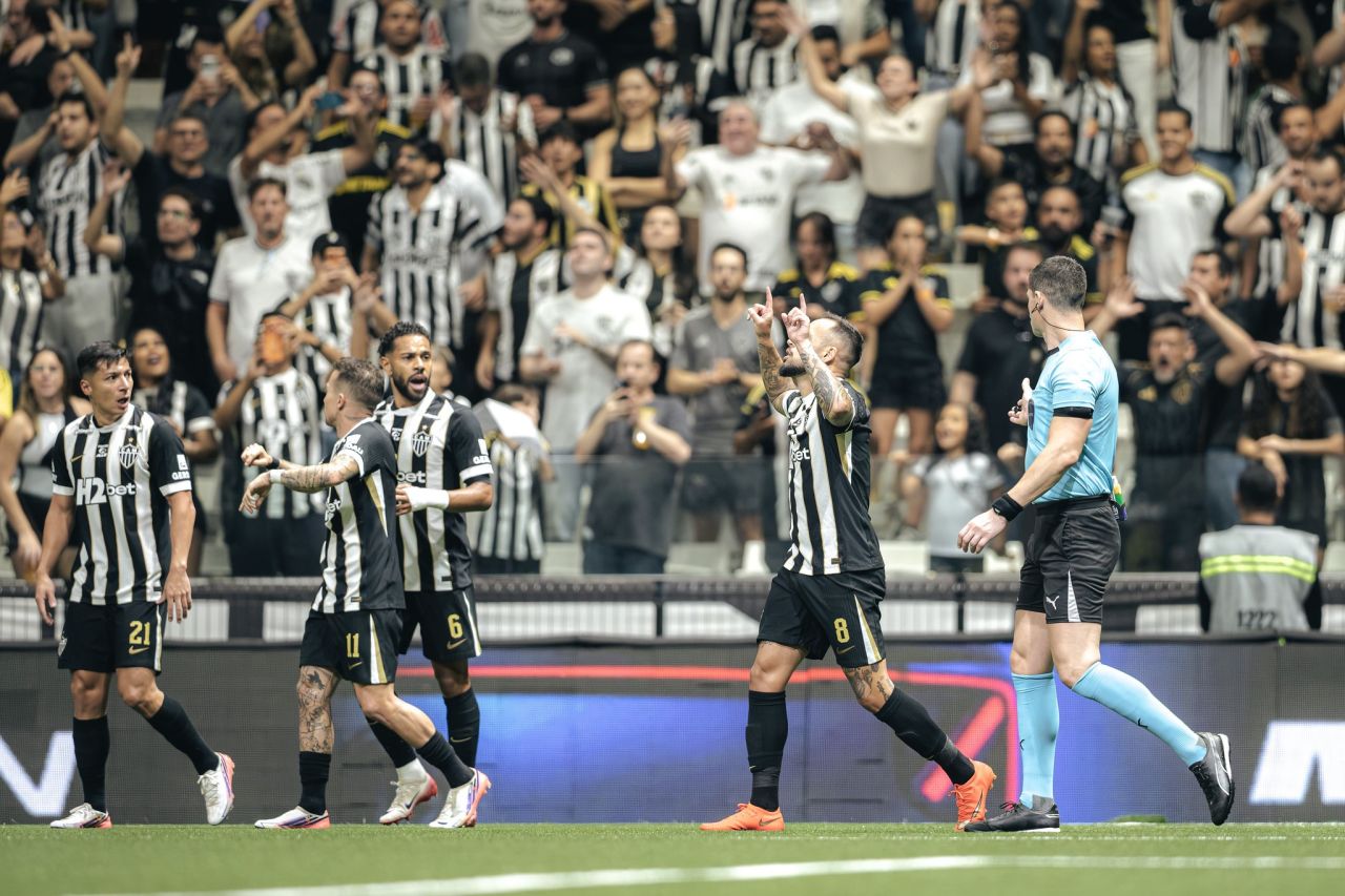 Jogadores do Atlético comemoram gol na Arena MRV