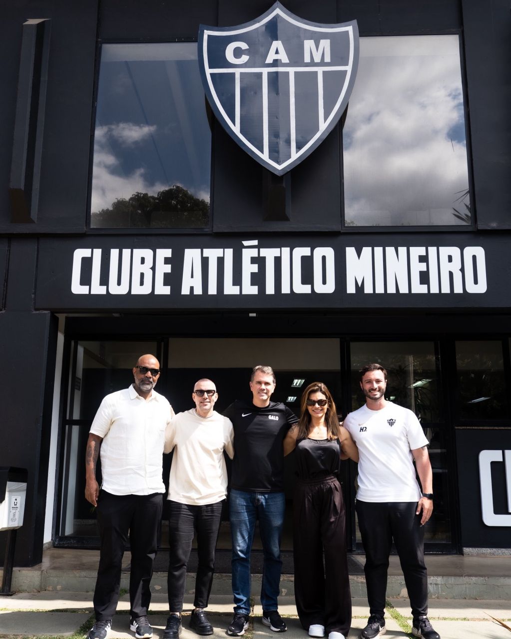 Kelly Key e Mico Freitas com staff do Atlético-MG durante assinatura da parceria