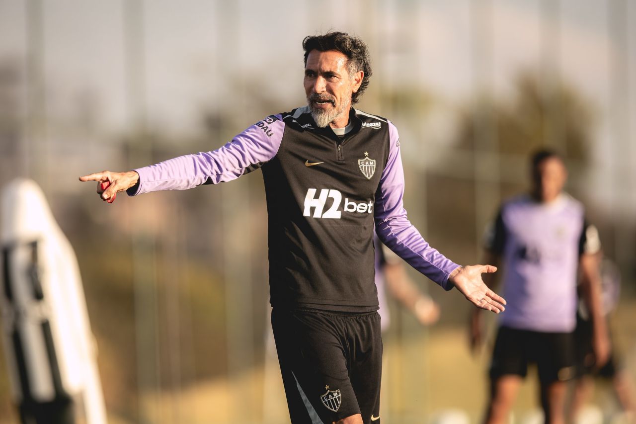 Cuello liberado pelo departamento médico em treino do Atlético-MG