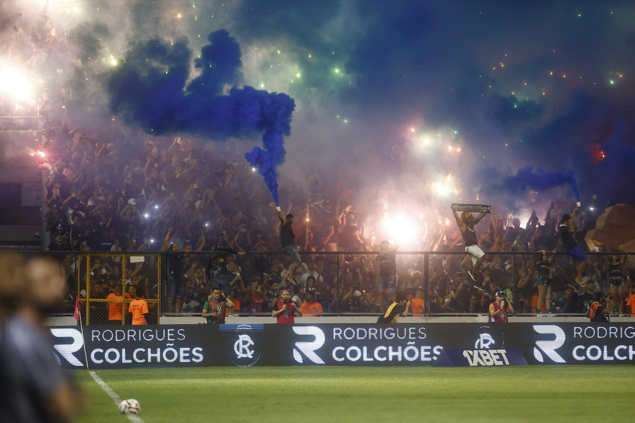 Jogadores do Atlético-MG e do Flamengo em disputa de bola