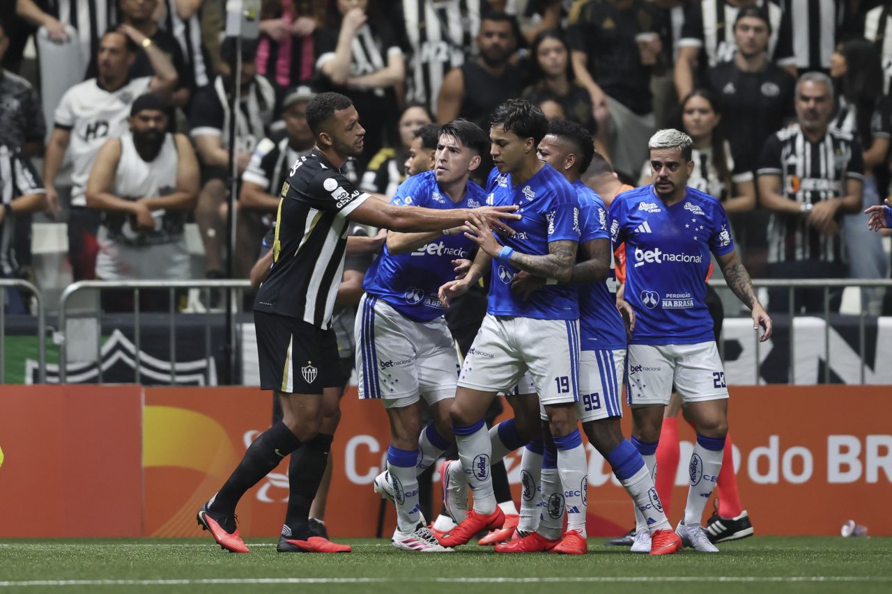 Fred comemora gol da virada pelo Atlético-MG