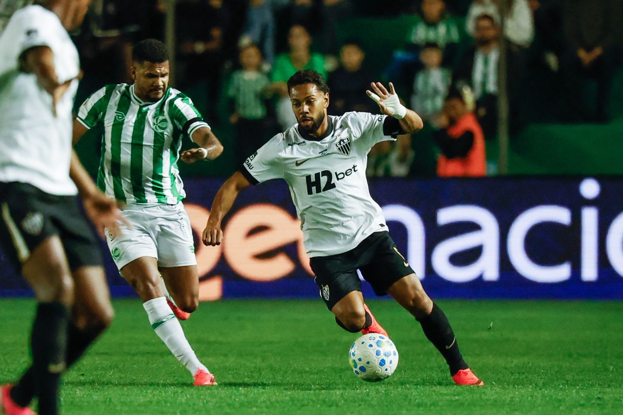 Renan Lodi em ação durante Atlético-MG x Juventude no Alfredo Jaconi