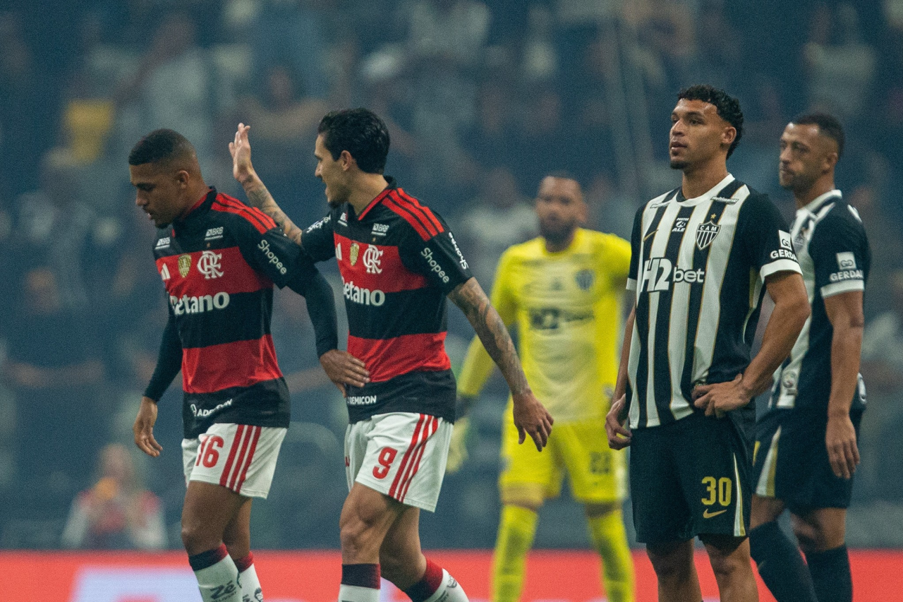 Atlético-MG em campo na Arena MRV durante derrota para o Flamengo