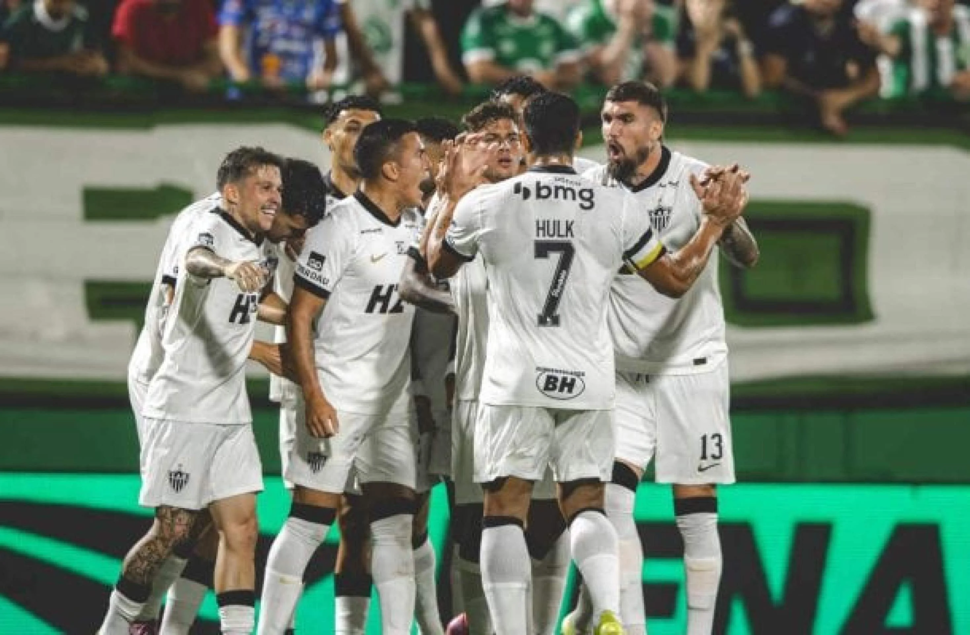 Jogadores do Atlético-MG comemoram gol na Arena Condá
