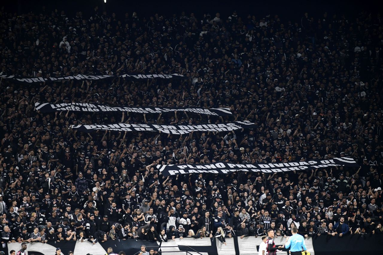 Arquibancada do estádio com poucas pessoas