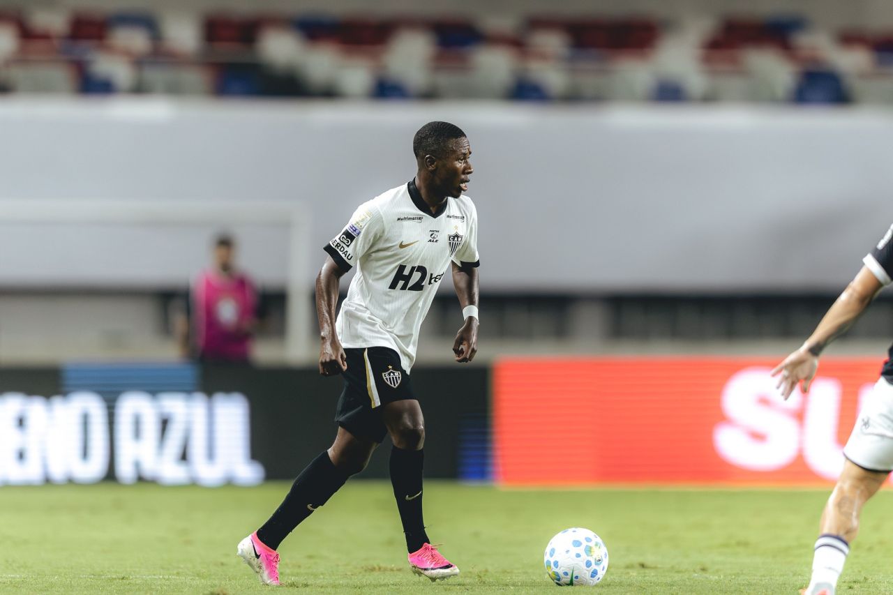 Alan Minda participando de lance ofensivo pelo Atlético-MG