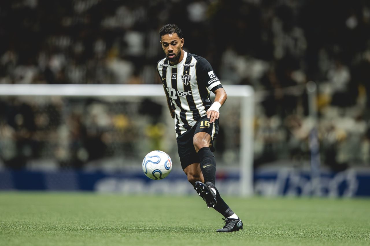 Renan Lodi comemorando gol pelo Atlético-MG