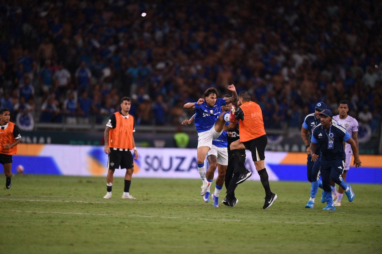 Confusão entre jogadores no Mineirão durante final do Campeonato Mineiro