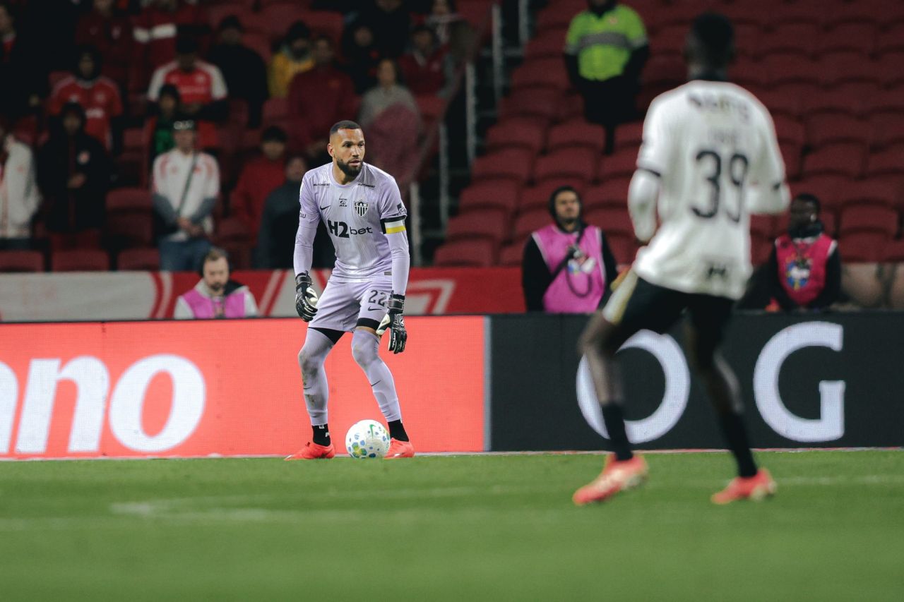 Goleiro Everson caído em campo