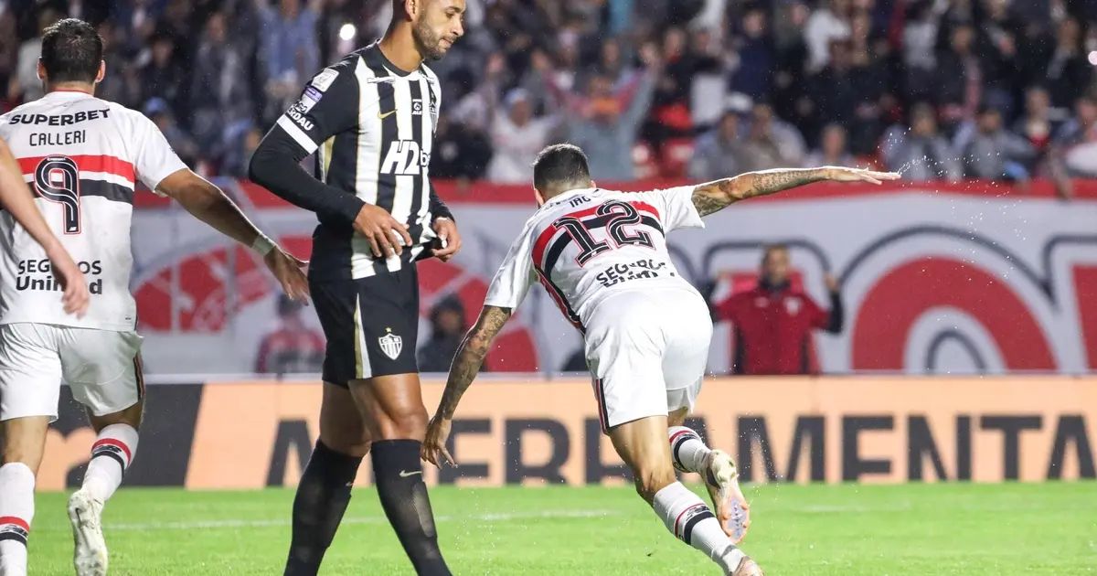 Jogadores do Atlético-MG no campo do Morumbi durante a partida contra o São Paulo