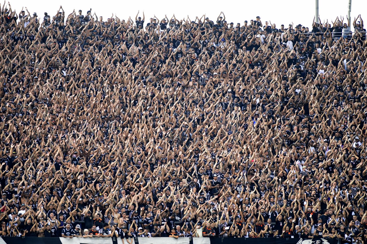 Jogadores do Atlético-MG cabisbaixos após derrota
