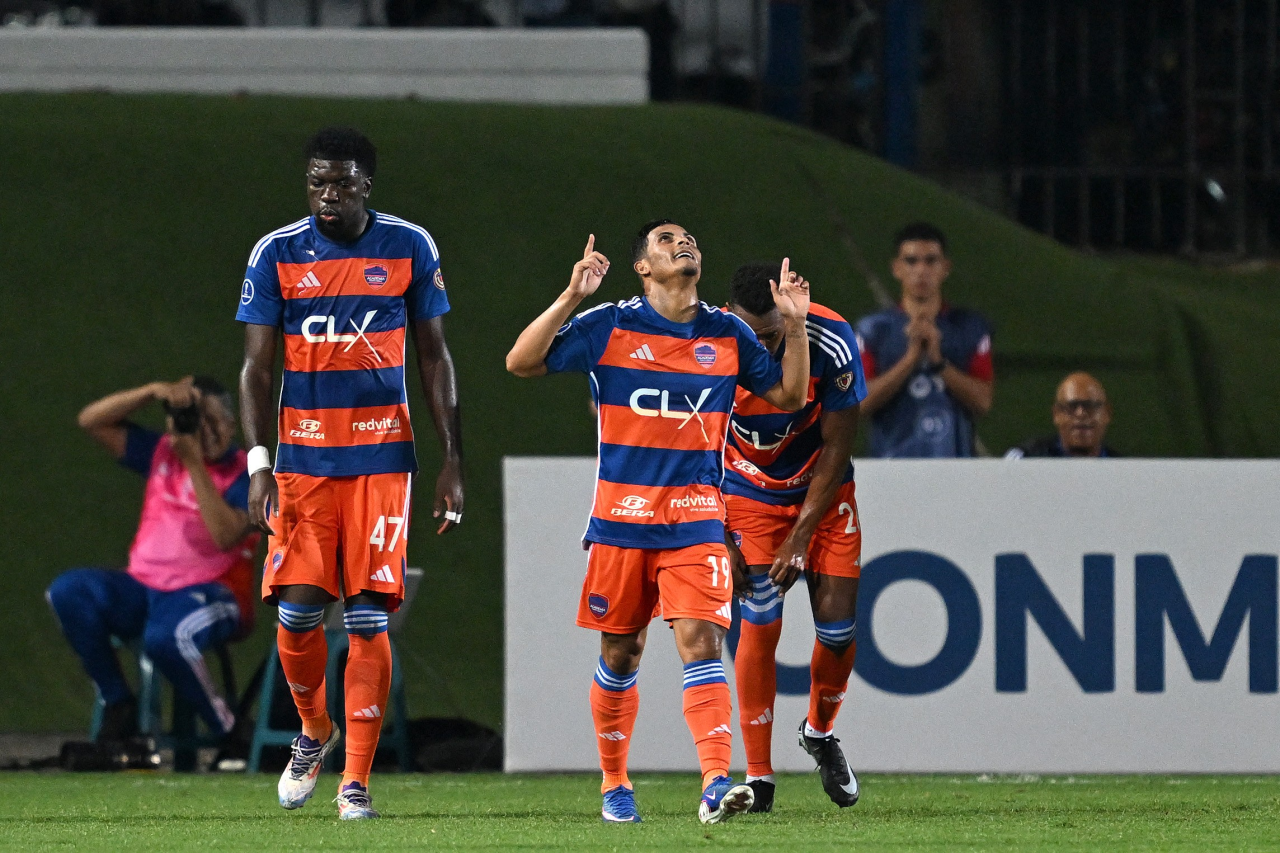 Castillo comemora gol do Puerto Cabello contra o Atlético-MG
