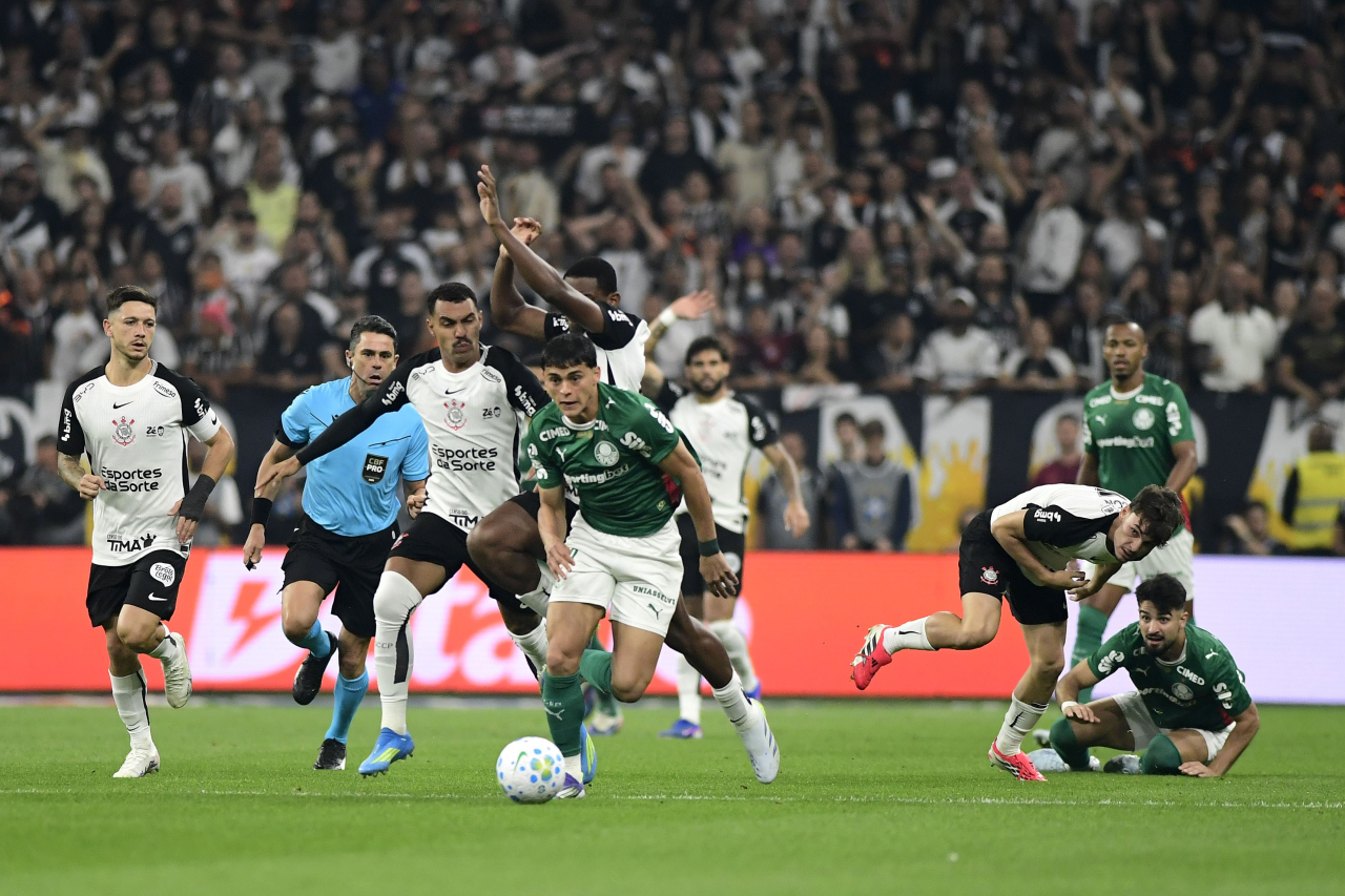 Torcida na Vila Belmiro durante Santos x Atlético-MG