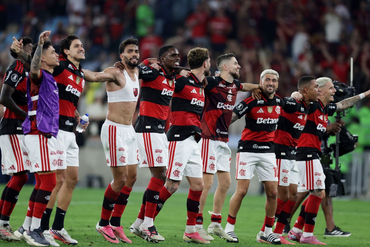 Jogadores do Atlético-MG comemoram em campo