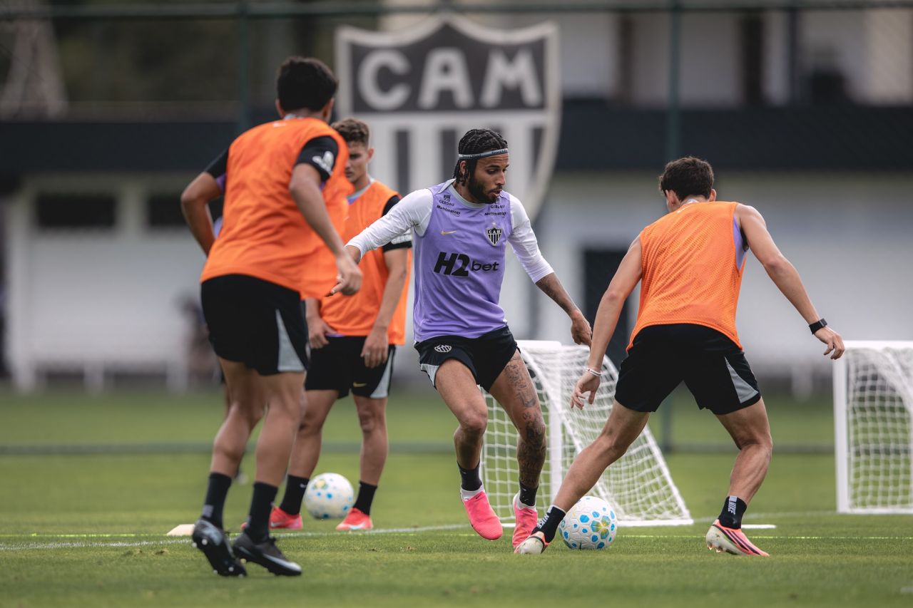 Jogadores do Atlético-MG treinando na Cidade do Galo