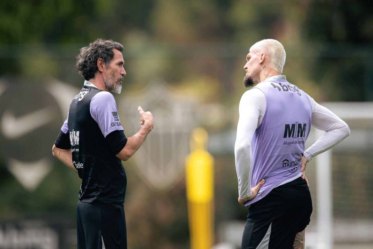 Lyanco conversando com o técnico Domínguez durante treino