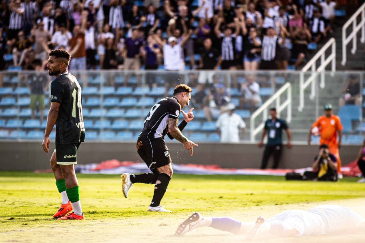 Vina comemorando gol pelo Ceará
