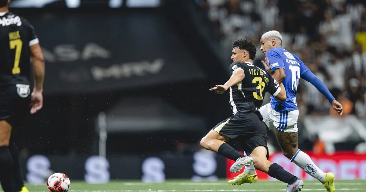 Jogadores de Atlético e Cruzeiro disputando bola em clássico