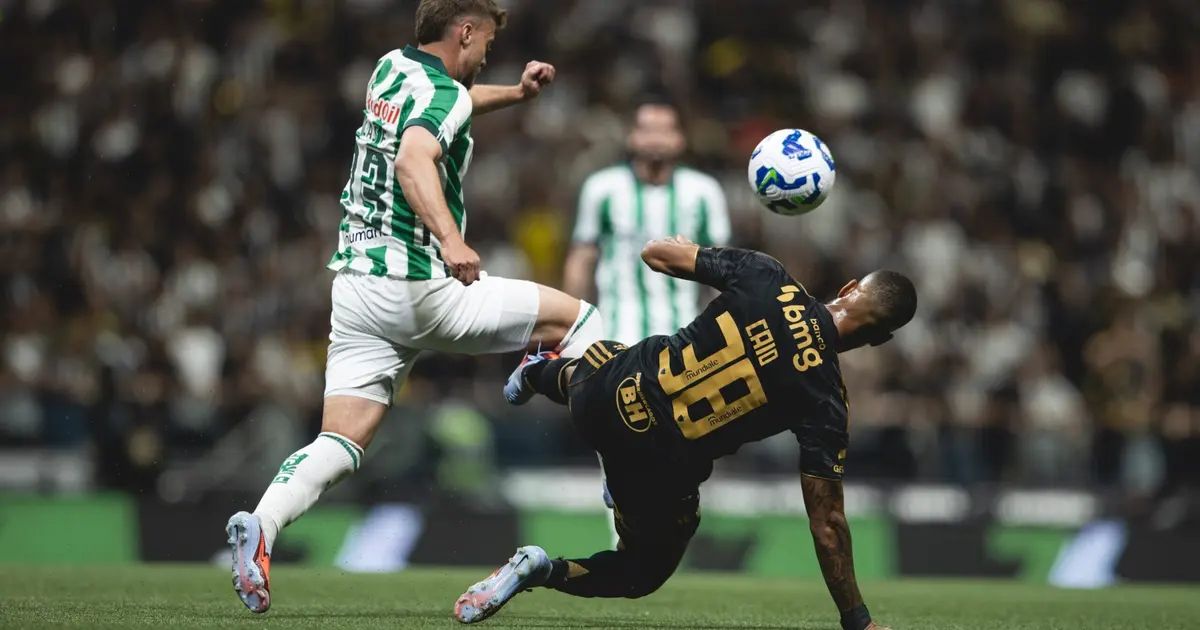 Jogadores do Atlético-MG em ação no gramado
