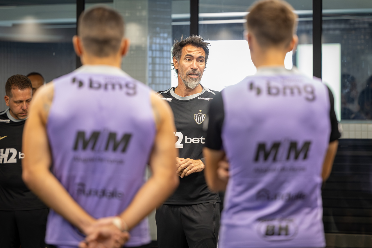 Jogadores do Atlético durante treino antes da viagem