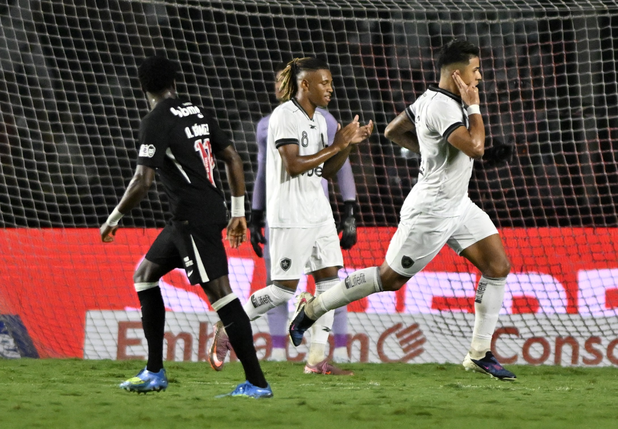 Matheus Martins comemora gol contra o Vasco
