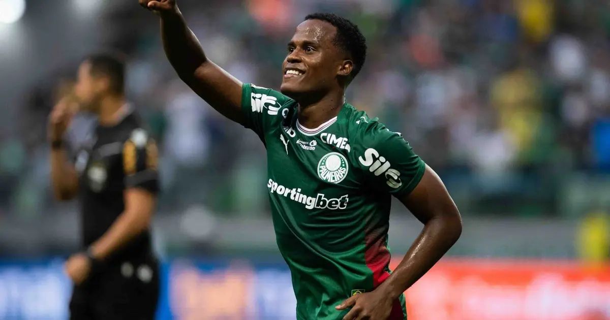 Jogadores do Atlético-MG disputando bola em partida